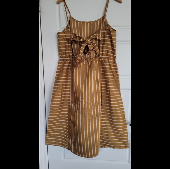 Brand new size large/XL summer dress with open back tie. By Loft - Picture 2 of 4